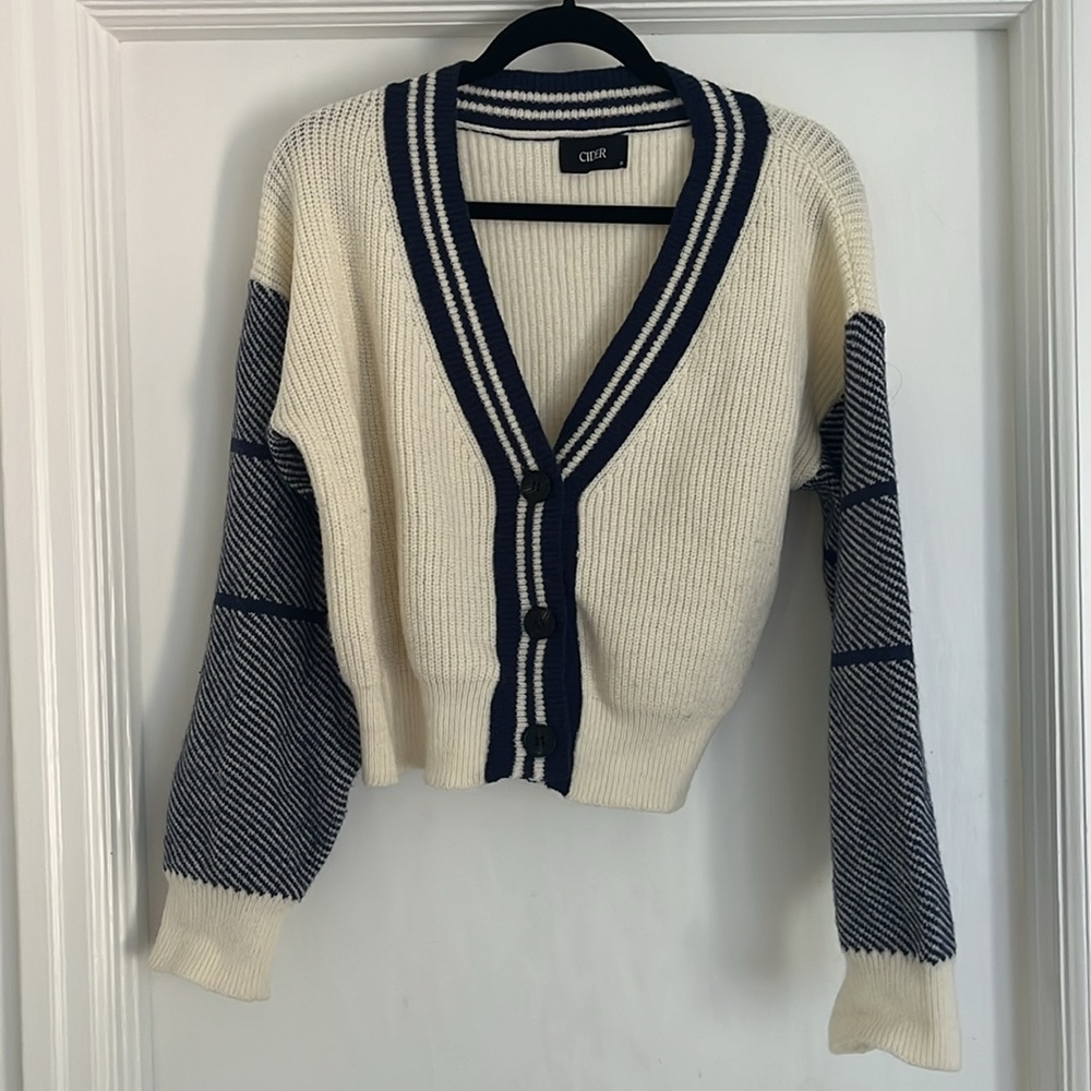 Cider CONTRASTING V-NECK GRAPHIC CARDIGAN - Picture 2 of 4